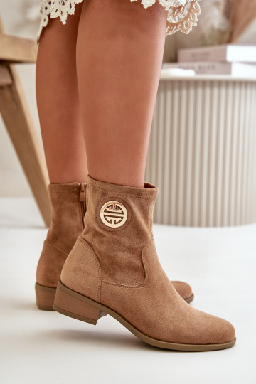 Damenstiefel mit Schlossschnalle und kunstvollen Details aus Öko-Wildleder in Beige von Lerioria 2
