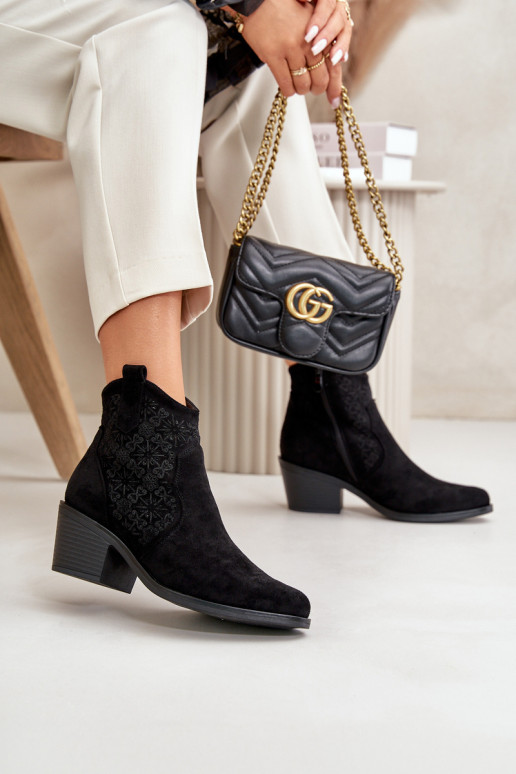 Durchbrochene Stiefel im Cowboy-Stil „To the Castle“ aus Öko-Wildleder in der Farbe Schwarz S.Barski HY42-944 Durchbrochene Stiefel im Cowboy-Stil „To the Castle“ aus Öko-Wildleder in der Farbe Schwarz S.Barski HY42-944