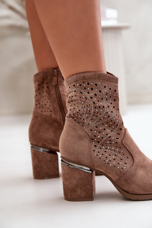 Mit durchbrochenen Elementen verzierte Damenstiefel Z aus braunem Öko-Wildleder S.Barski HY42-029 Mit durchbrochenen Elementen verzierte Damenstiefel Z aus braunem Öko-Wildleder S.Barski HY42-029