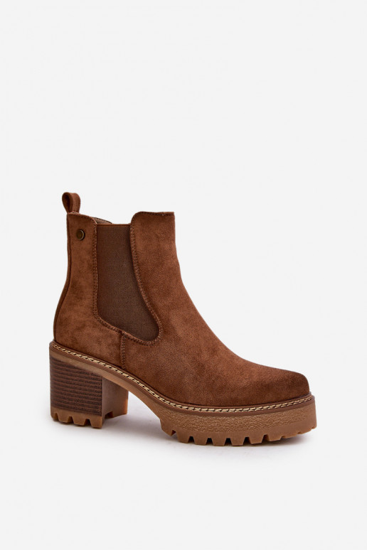 Gewärmte Damenstiefel mit Absätzen aus Öko-Wildleder in der braunen Farbe Irissinae Gewärmte Damenstiefel mit Absätzen aus Öko-Wildleder in der braunen Farbe Irissinae