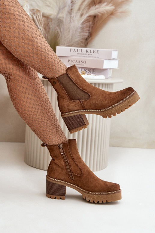 Gewärmte Damenstiefel mit Absätzen aus Öko-Wildleder in der braunen Farbe Irissinae Gewärmte Damenstiefel mit Absätzen aus Öko-Wildleder in der braunen Farbe Irissinae