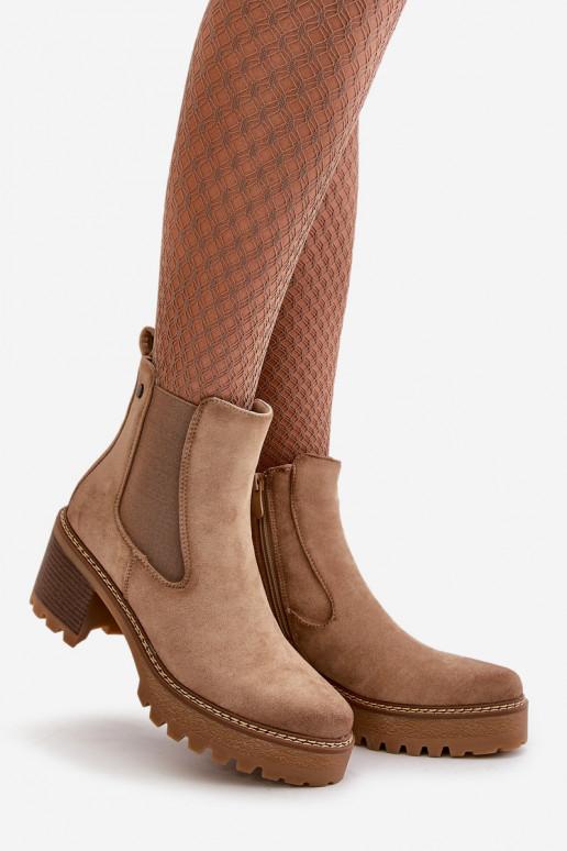 Gewärmte Damenstiefel mit Absätzen aus beigem Öko-Wildleder Irissinae Gewärmte Damenstiefel mit Absätzen aus beigem Öko-Wildleder Irissinae