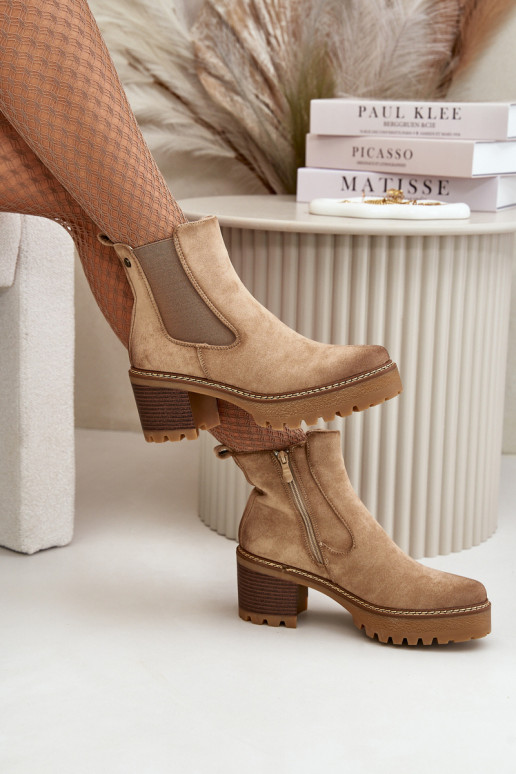 Gewärmte Damenstiefel mit Absätzen aus beigem Öko-Wildleder Irissinae Gewärmte Damenstiefel mit Absätzen aus beigem Öko-Wildleder Irissinae