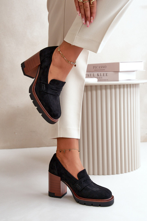 Damenschuhe mit hohen Absätzen aus... Damenschuhe mit hohen Absätzen aus...