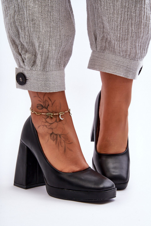 Schuhe mit breitem Absatz in der... Schuhe mit breitem Absatz in der...