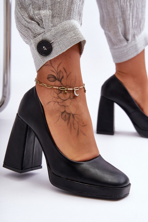 Schuhe mit breitem Absatz in der... Schuhe mit breitem Absatz in der...