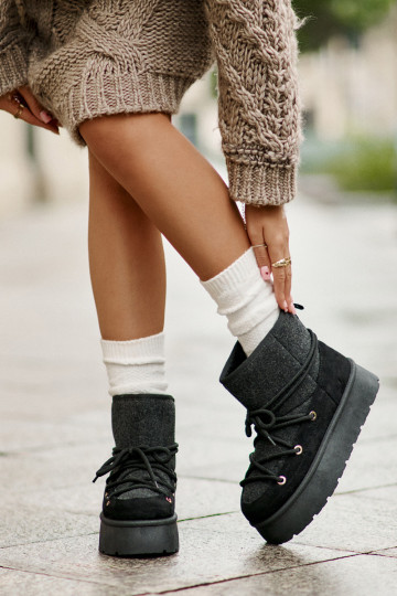 Schneestiefel mit stilvollen Details mit einer Plattform schZuarze Farbe Es mussvora