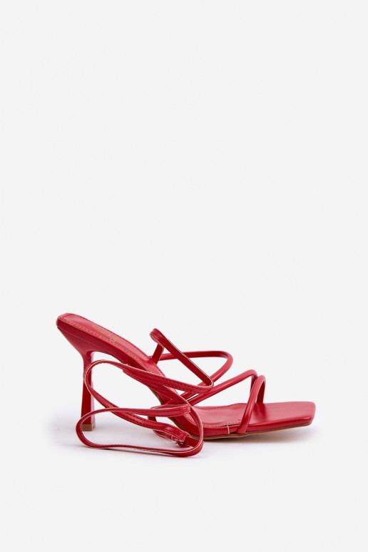 Stylische Sandalen mit dünnen Absätzen mit Streifen rote Farbe Saredi