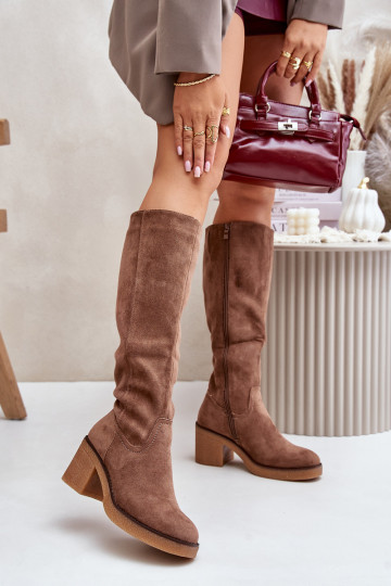 Gefütterte Langschaftstiefel mit Absatz aus Öko-Wildleder in Braun Leamirael