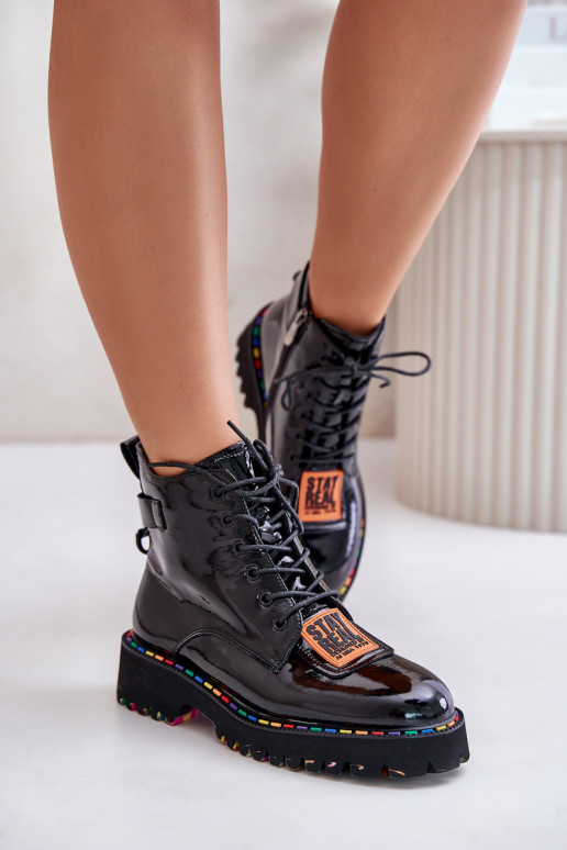 Lackierte, gefütterte Stiefel in... Lackierte, gefütterte Stiefel in...