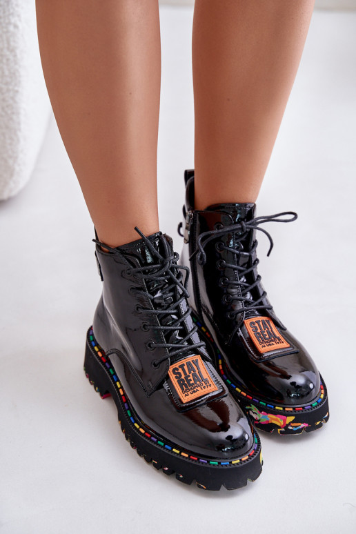 Lackierte, gefütterte Stiefel in... Lackierte, gefütterte Stiefel in...