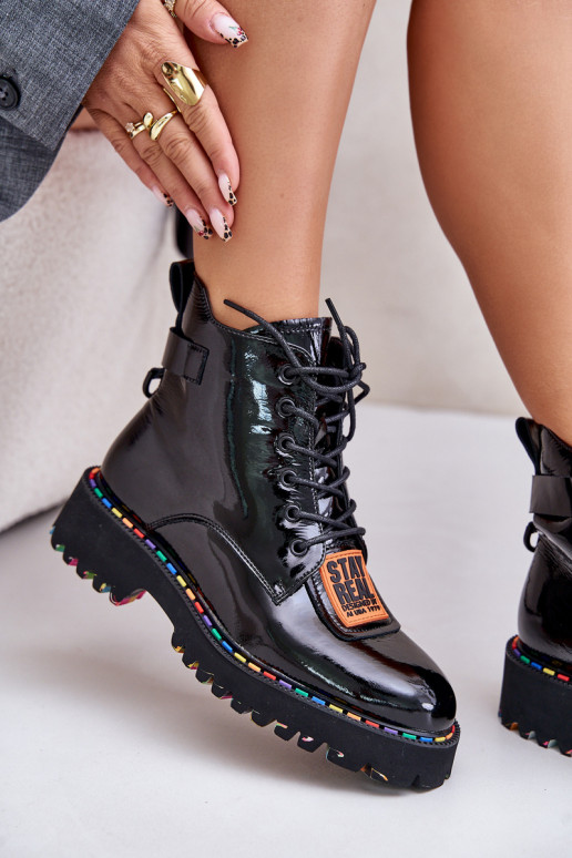 Lackierte, gefütterte Stiefel in... Lackierte, gefütterte Stiefel in...