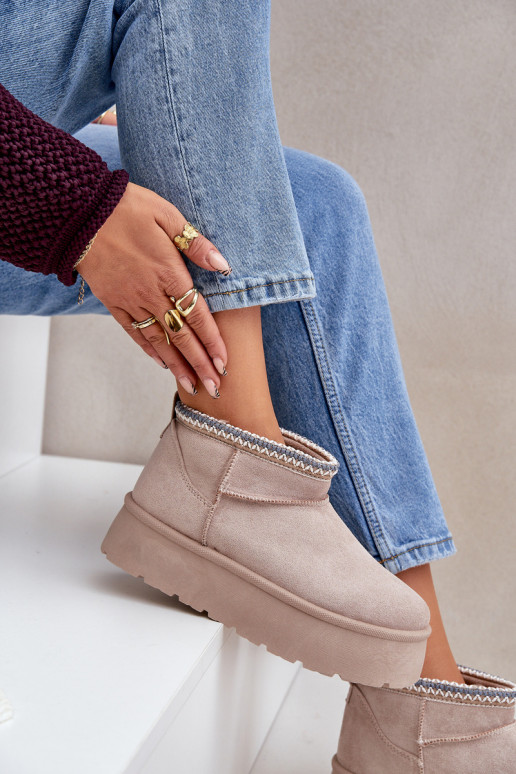 Schneestiefel mit einer Plattform Mit Dekorationen Haftem elfenbeinfarbe Heslania Schneestiefel mit einer Plattform Mit Dekorationen Haftem elfenbeinfarbe Heslania