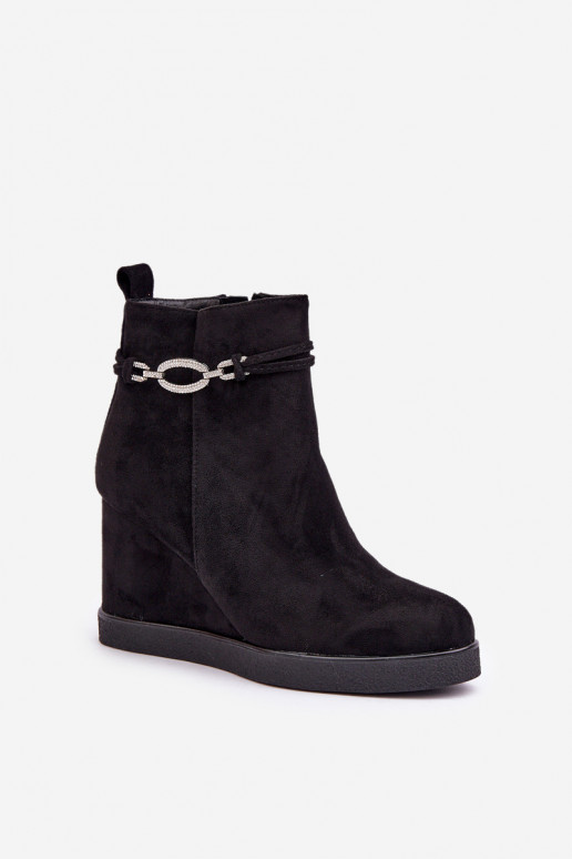 Stiefel mit einer Plattform mit verzierten Absätzen schZuarze Farbe Kaiviana Stiefel mit einer Plattform mit verzierten Absätzen schZuarze Farbe Kaiviana