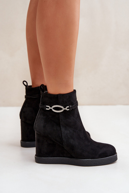 Stiefel mit einer Plattform mit verzierten Absätzen schZuarze Farbe Kaiviana Stiefel mit einer Plattform mit verzierten Absätzen schZuarze Farbe Kaiviana
