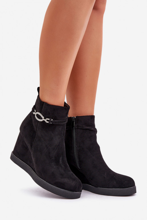 Stiefel mit einer Plattform mit verzierten Absätzen schZuarze Farbe Kaiviana Stiefel mit einer Plattform mit verzierten Absätzen schZuarze Farbe Kaiviana
