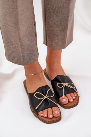 Hausschuhe Auf flacher Sohle dekorieren Kokardką schZuarze Farbe Deonelis