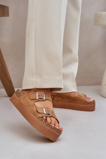 Damenhausschuhe mit einer Plattform mit Schnallen braune Farbe Aramia