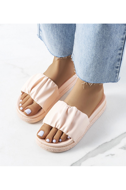 Rosa Flip-Flops mit Plateausohle...