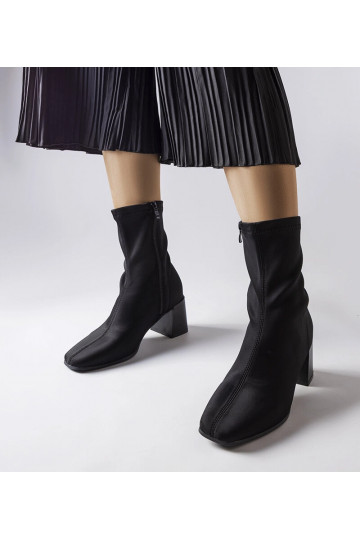 Schwarze Satin-Stiefeletten...
