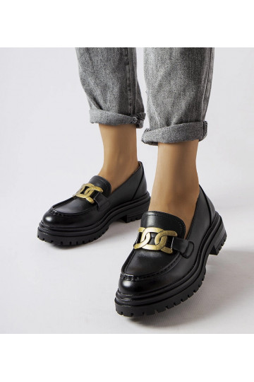 Schwarze Loafer verziert...