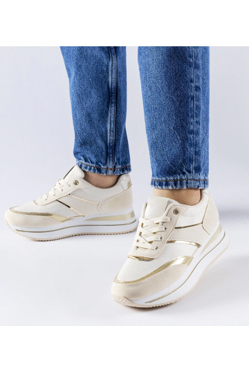 Beige Sneaker auf der...