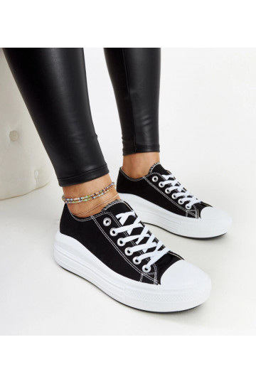 Schwarze Sneaker auf dickem...