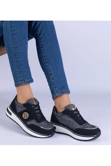 Schwarze glänzende Sneaker...