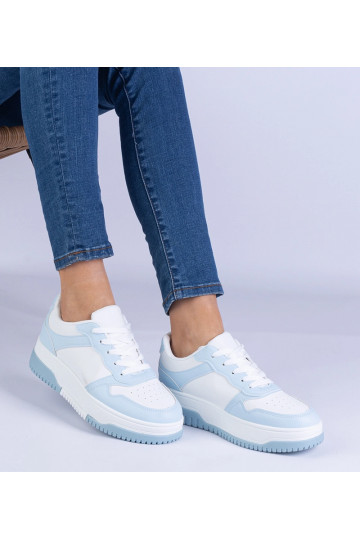 Blaue Sneaker mit dicker...