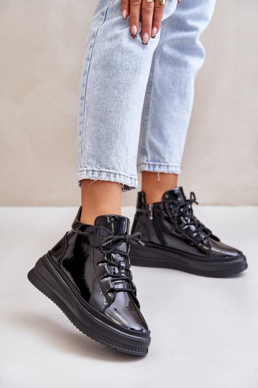 Sportliche Schuhe mit Lackeffekt und... Sportliche Schuhe mit Lackeffekt und...