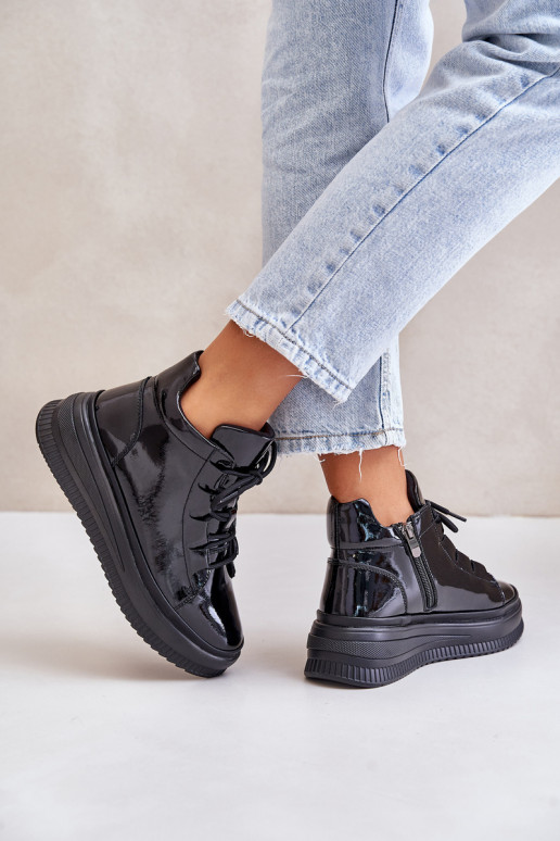 Sportliche Schuhe mit Lackeffekt und... Sportliche Schuhe mit Lackeffekt und...