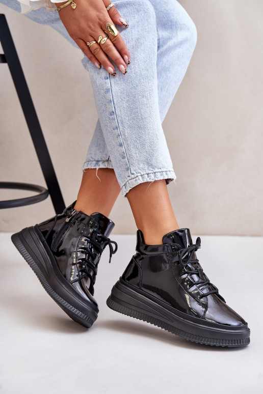 Sportliche Schuhe mit Lackeffekt und... Sportliche Schuhe mit Lackeffekt und...