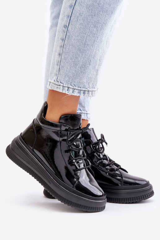 Sportliche Schuhe mit Lackeffekt und... Sportliche Schuhe mit Lackeffekt und...