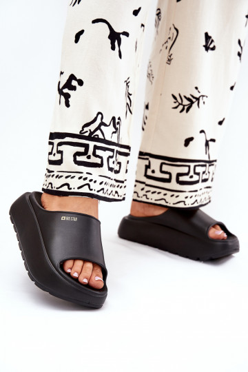 Leichte Hausschuhe Damenhausschuhe mit einer Plattform Big Star RR274A567 schZuarze Farbe