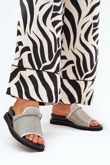 Damen Pantoletten auf Wedges mit dekorativem Riemen in Silber TeriĮes