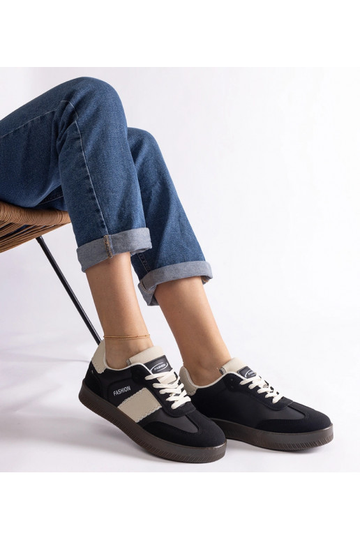 Schwarze Sneakers auf Plateausohle...