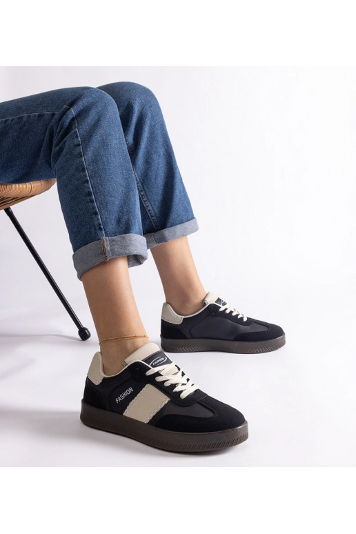 Schwarze Sneakers auf Plateausohle...