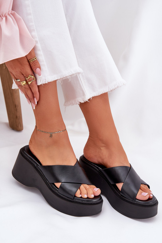 Damenhausschuhe mit einer Plattform I Koturnie schZuarze Farbe Nelithraea