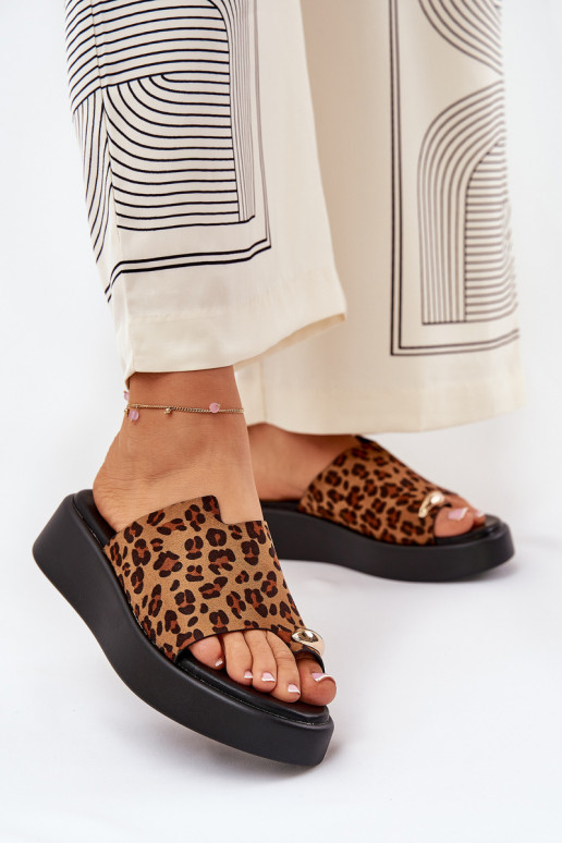 Damenhausschuhe mit einer Plattform I Niskim Koturnie Mit Dekorationen Detalem mit Leopardenfellmuster braune Farbe Saqesse Damenhausschuhe mit einer Plattform I Niskim Koturnie Mit Dekorationen Detalem mit Leopardenfellmuster braune Farbe Saqesse