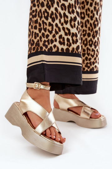 Damensandalen mit einer Plattform I Koturnie Eko Haut goldene Farbe Tenzorus 2