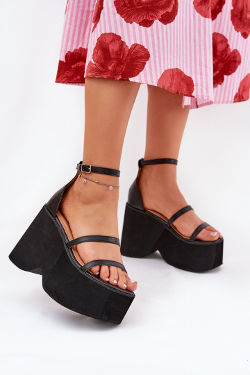 Damensandalen mit einer Plattform I Koturnie schZuarze Farbe Etette 2