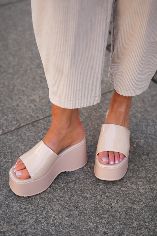 Mit Lackeffekt Damen-Pantoletten mit Plattform in sandfarbener Ausführung Nellevia Mit Lackeffekt Damen-Pantoletten mit Plattform in sandfarbener Ausführung Nellevia