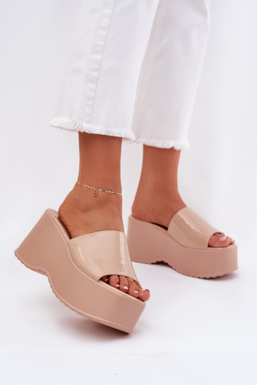 Mit Lackeffekt Damen-Pantoletten mit Plattform in sandfarbener Ausführung Nellevia Mit Lackeffekt Damen-Pantoletten mit Plattform in sandfarbener Ausführung Nellevia