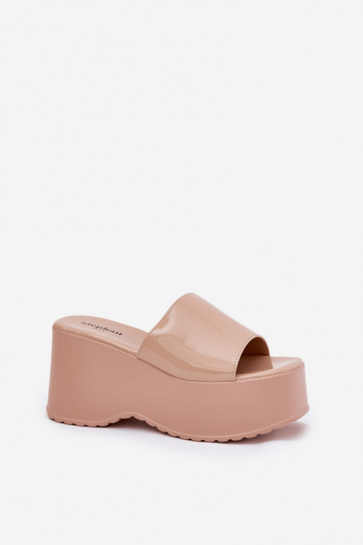 Mit Lackeffekt Damen-Pantoletten mit Plattform in sandfarbener Ausführung Nellevia Mit Lackeffekt Damen-Pantoletten mit Plattform in sandfarbener Ausführung Nellevia