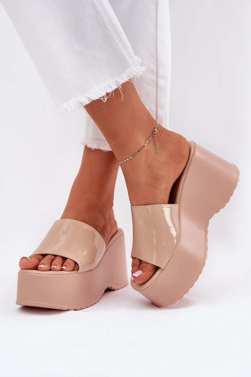 Mit Lackeffekt Damen-Pantoletten mit Plattform in sandfarbener Ausführung Nellevia Mit Lackeffekt Damen-Pantoletten mit Plattform in sandfarbener Ausführung Nellevia