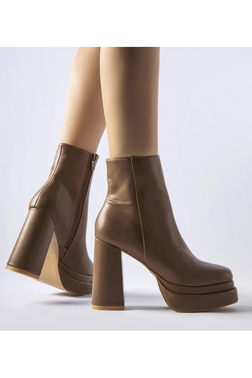 Braune Stiefeletten auf hohem Absatz...