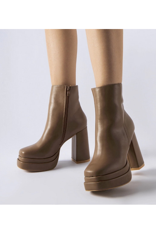 Braune Stiefeletten auf hohem Absatz...