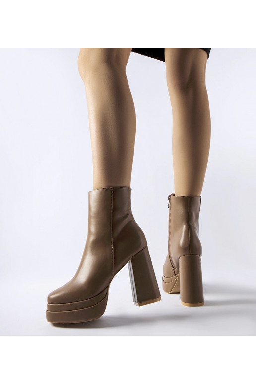 Braune Stiefeletten auf hohem Absatz...